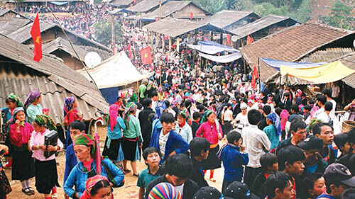 Trekking Bac Ha - Can Cau market