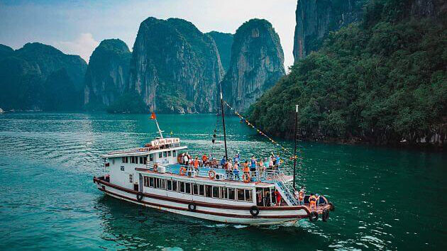 Shore excursions: Ha Long Bay group tour by boat
